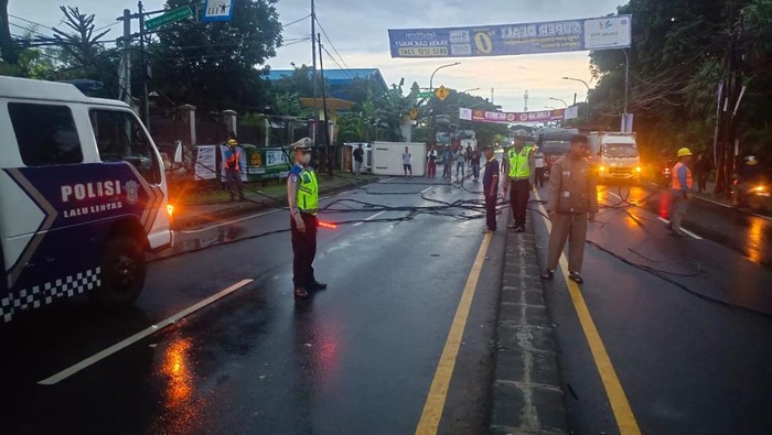 Mobil Boks Tabrak Tiang Listrik di Sawangan Depok, Kabel Kusut Picu Kemacetan Semrawut